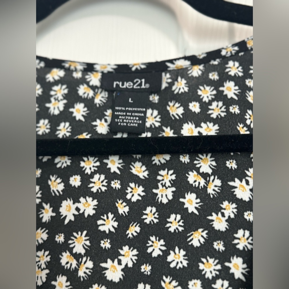 Rue21 Open Front Daisy Print Crop Top - Picture 4 of 4